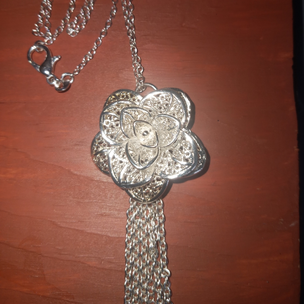 Elegant Silver Floral Pendant Necklace